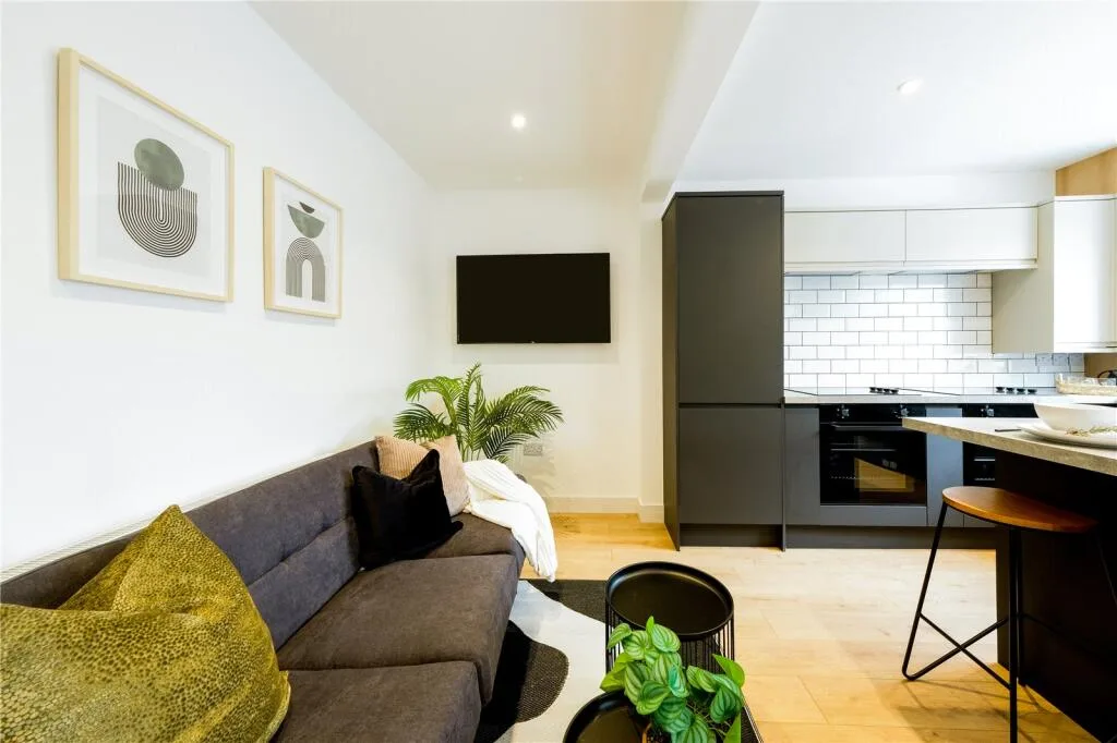 6 bedroom semi-detached house for rent