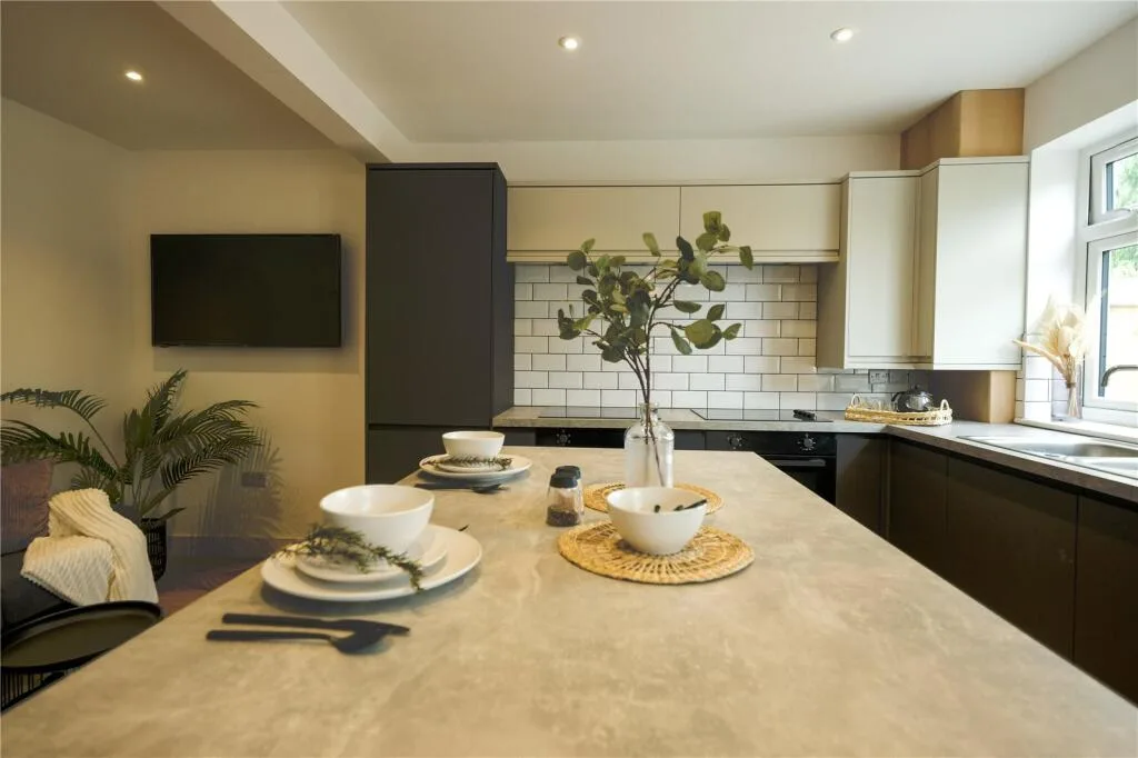 6 bedroom semi-detached house for rent