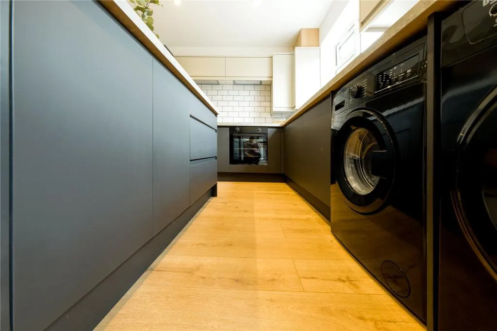 6 bedroom semi-detached house for rent