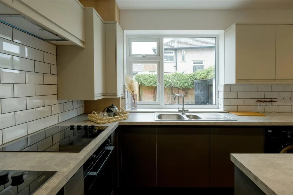 6 bedroom semi-detached house for rent