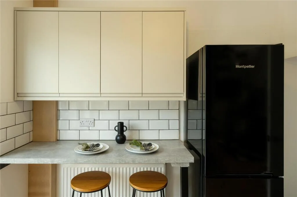 6 bedroom semi-detached house for rent