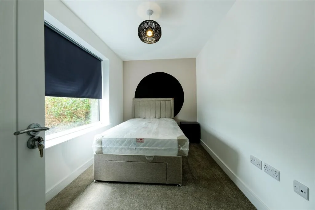 6 bedroom semi-detached house for rent