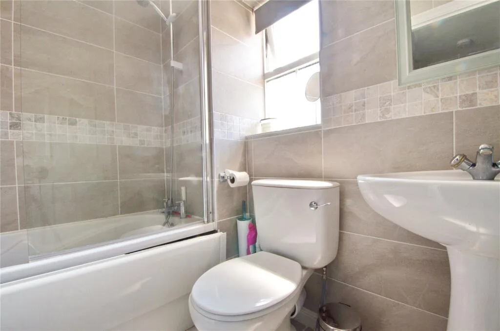 4 bedroom end of terrace house for rent