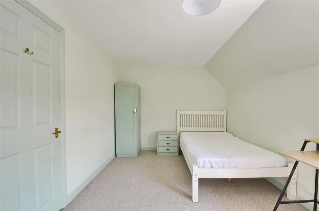 4 bedroom end of terrace house for rent