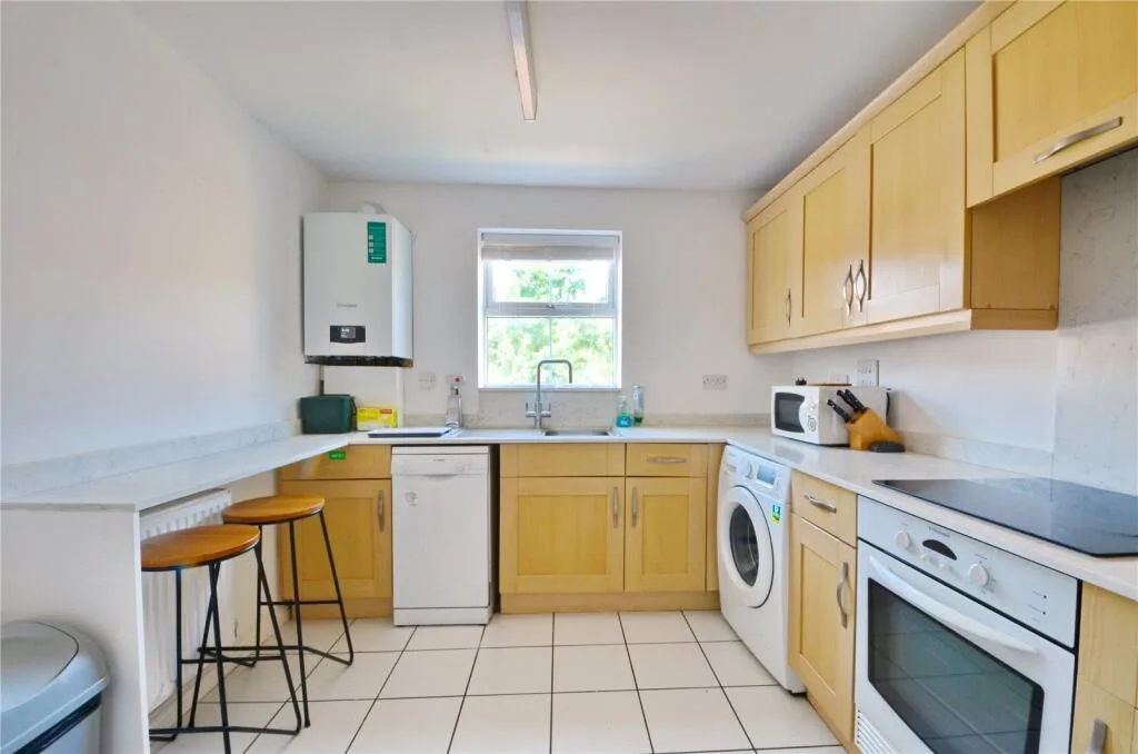 4 bedroom end of terrace house for rent