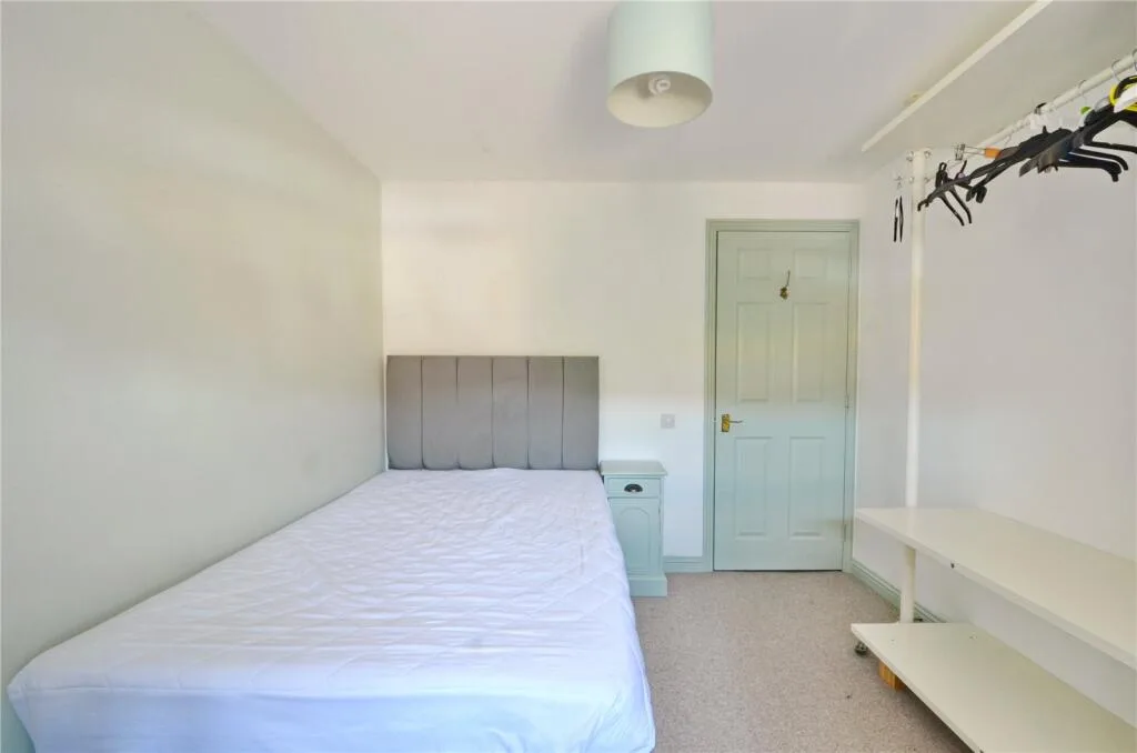 4 bedroom end of terrace house for rent