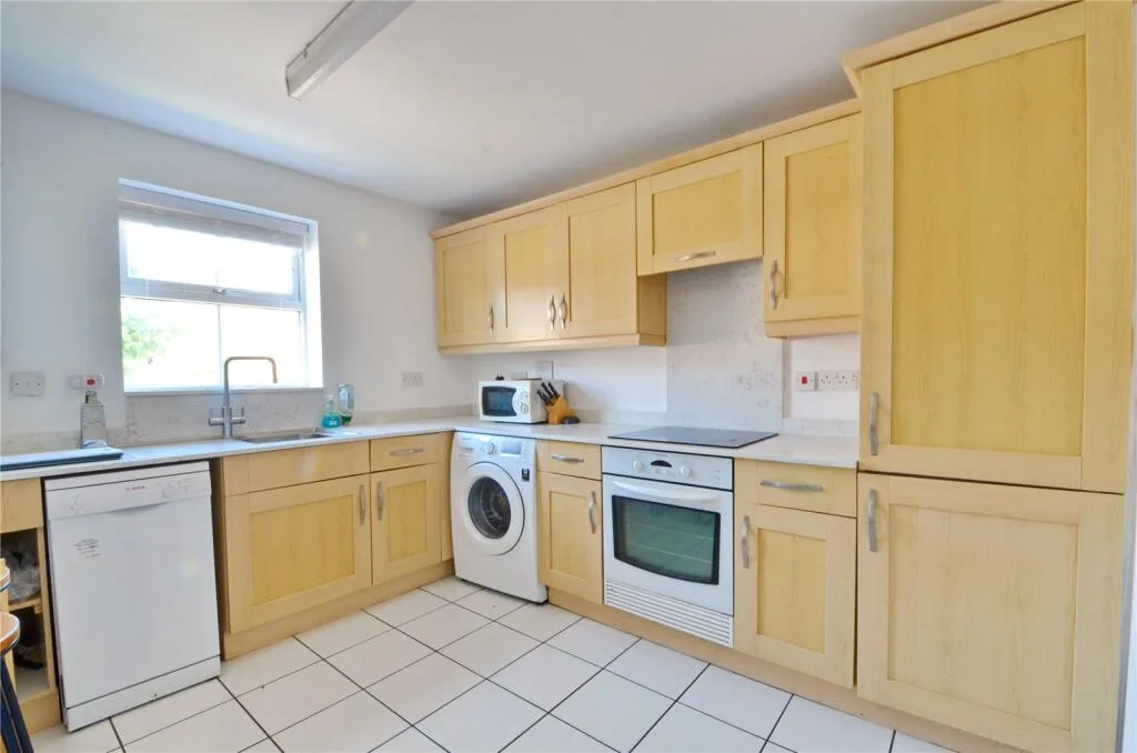 4 bedroom end of terrace house for rent
