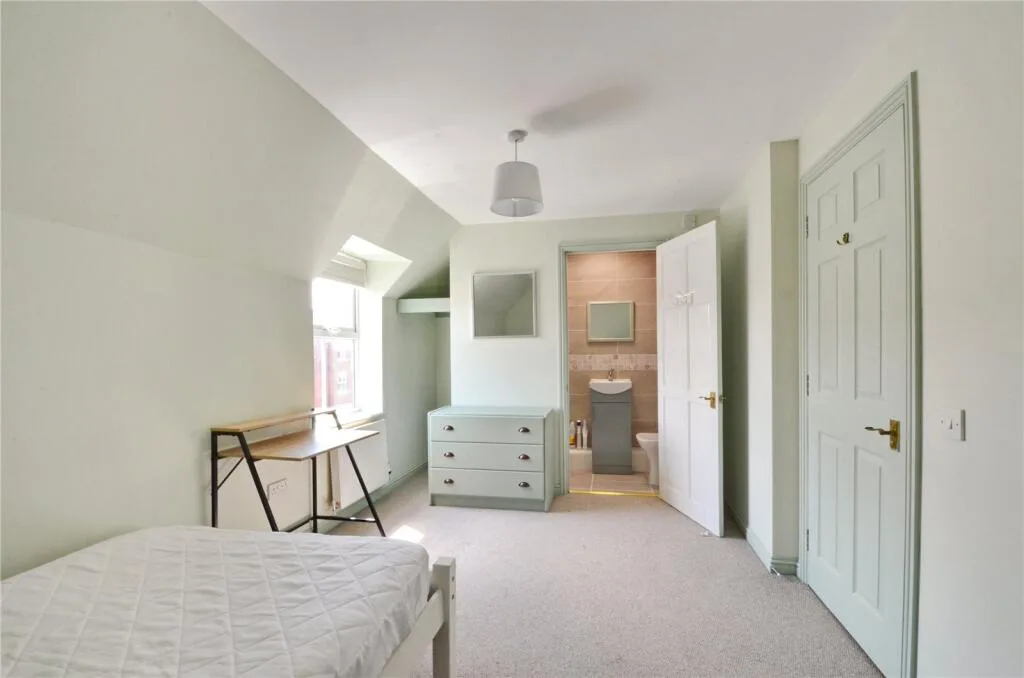 4 bedroom end of terrace house for rent