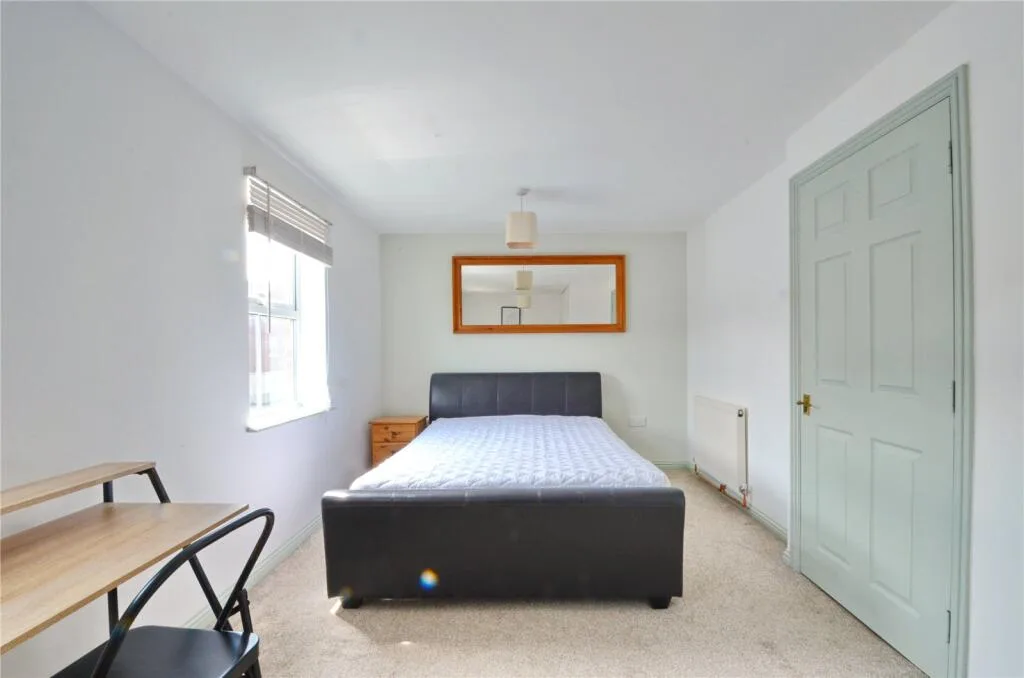 4 bedroom end of terrace house for rent
