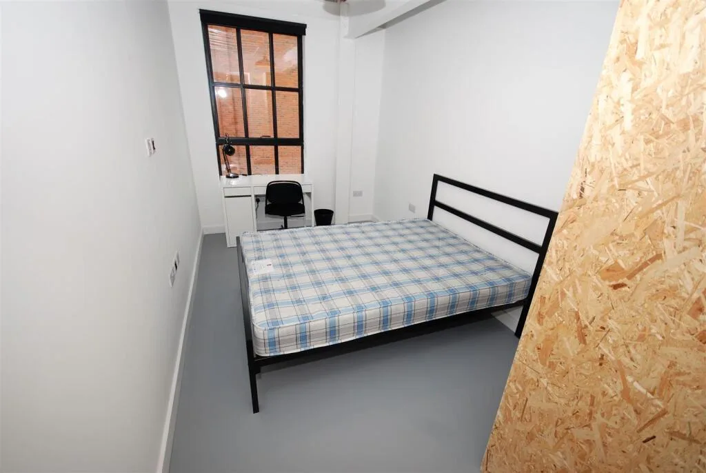 6 bedroom flat for rent