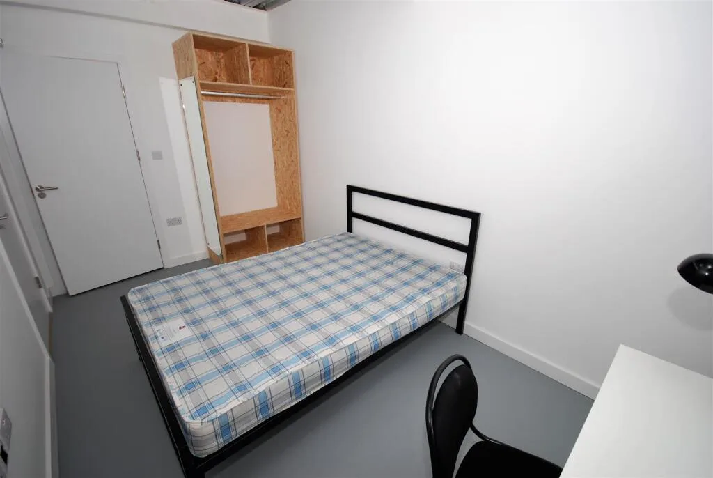 6 bedroom flat for rent