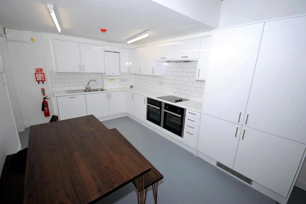 6 bedroom flat for rent