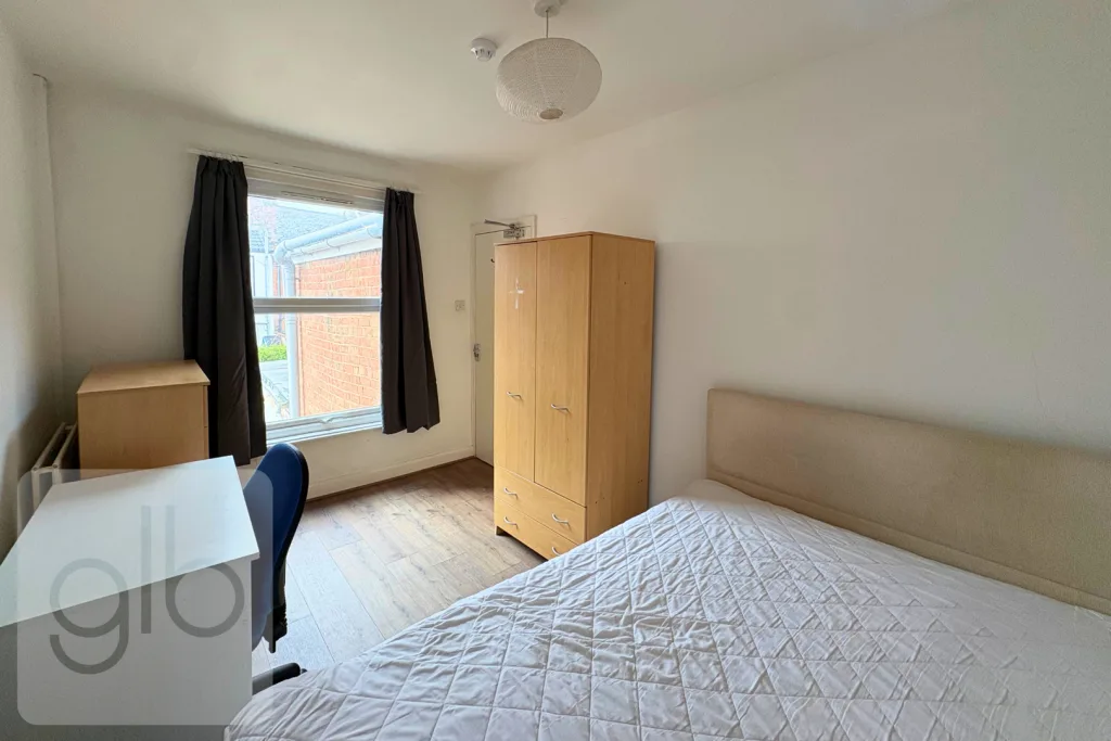 5 bedroom private hall for rent