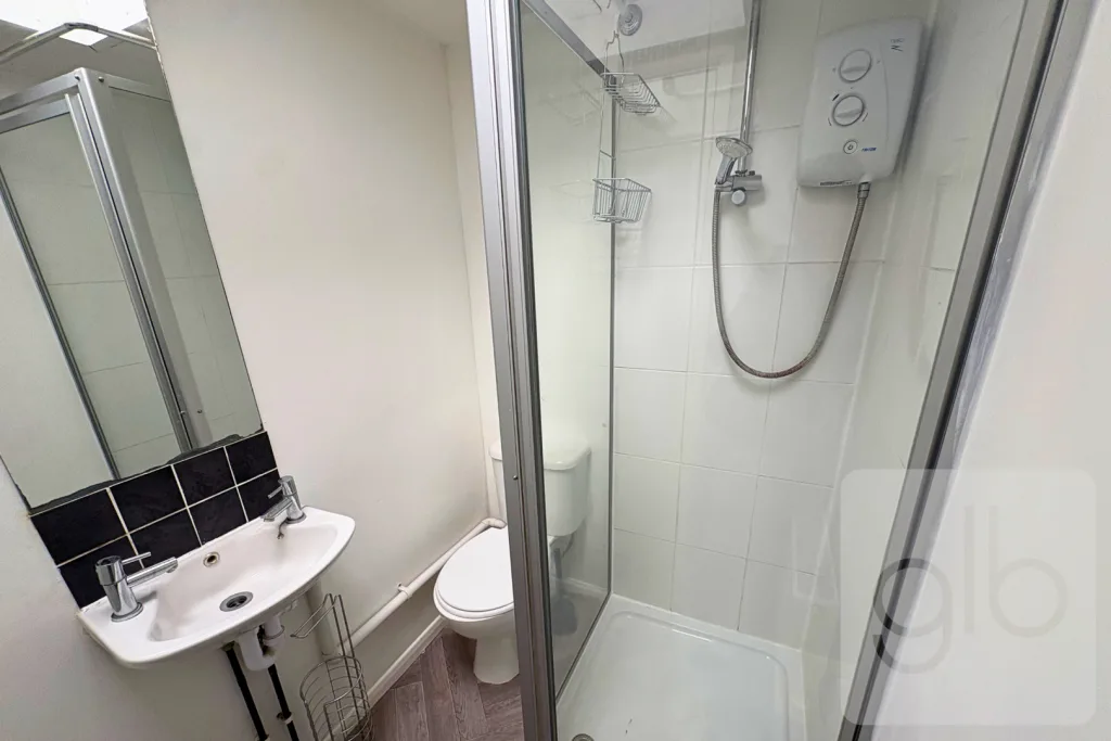 5 bedroom private hall for rent
