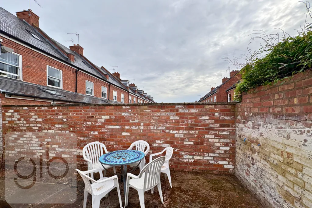 5 bedroom private hall for rent