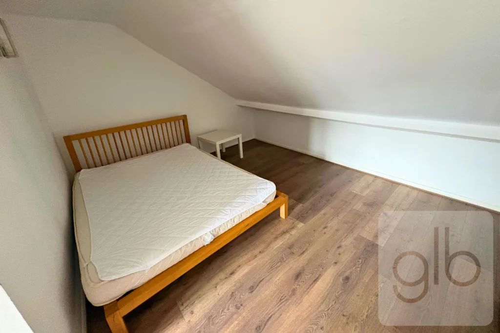 5 bedroom private hall for rent
