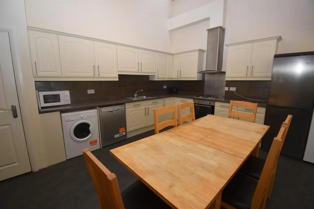 6 bedroom apartment for rent