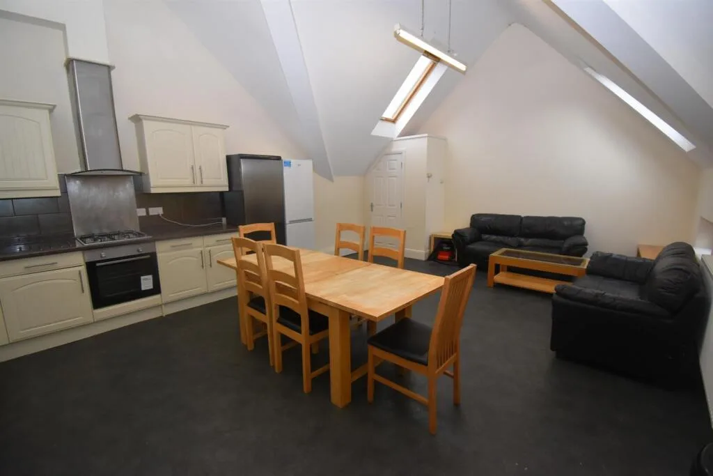 6 bedroom apartment for rent