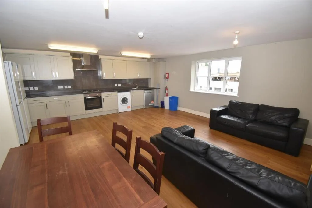 6 bedroom apartment for rent