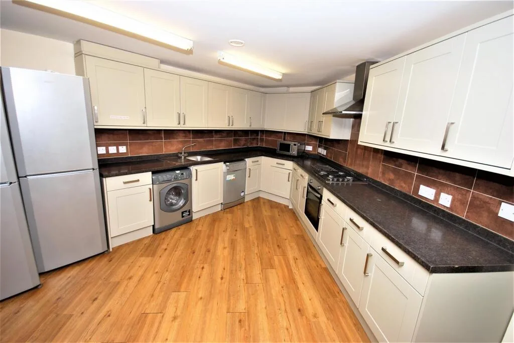 6 bedroom apartment for rent