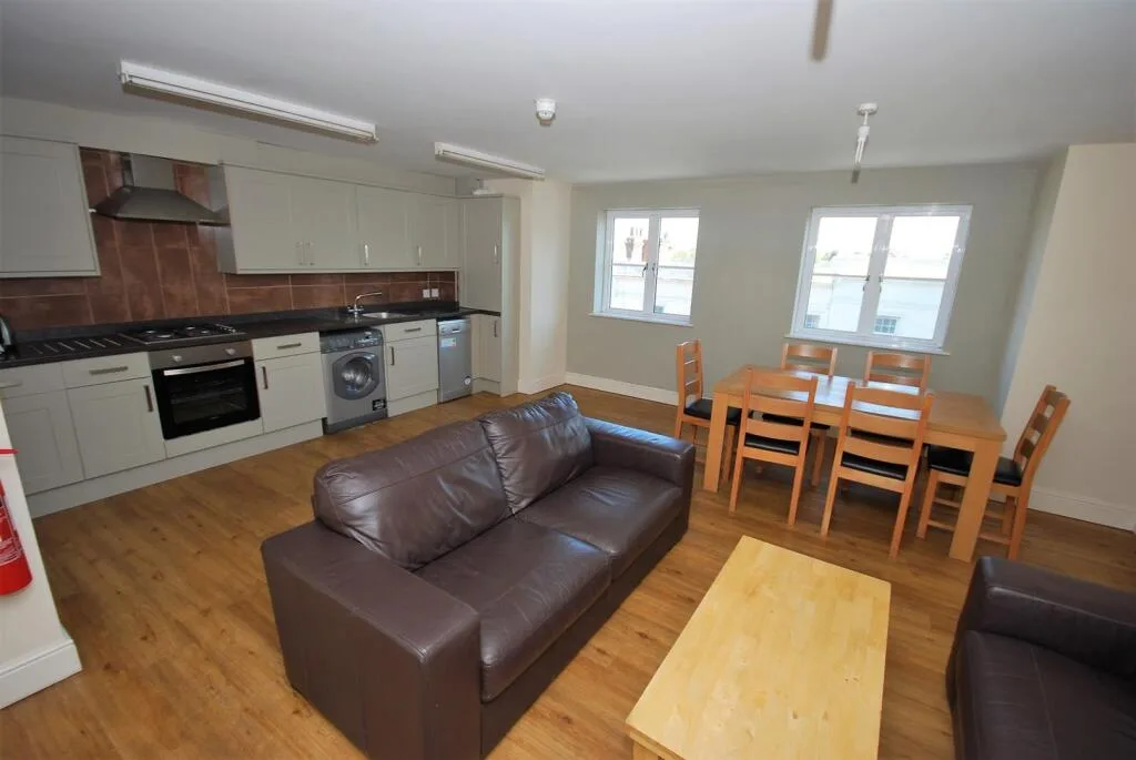 6 bedroom apartment for rent
