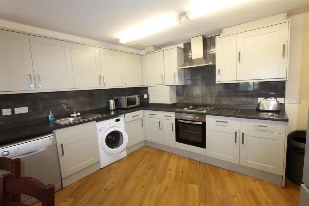 6 bedroom apartment for rent