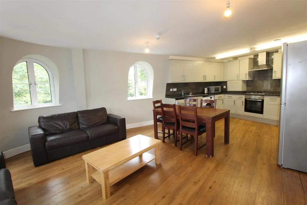 6 bedroom apartment for rent
