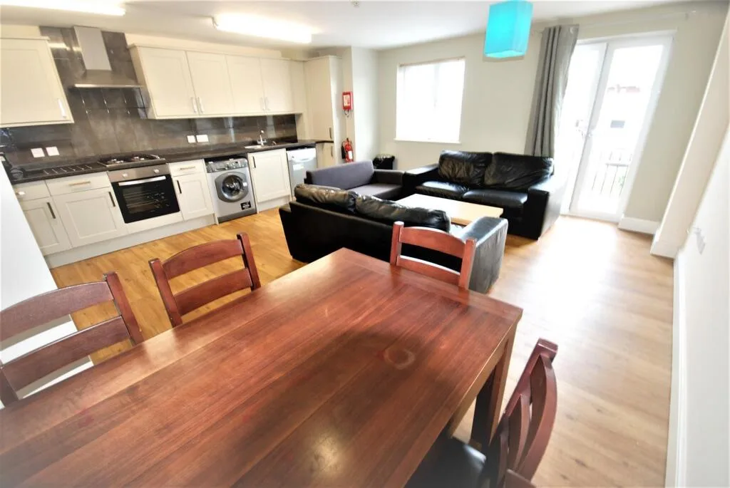 6 bedroom apartment for rent