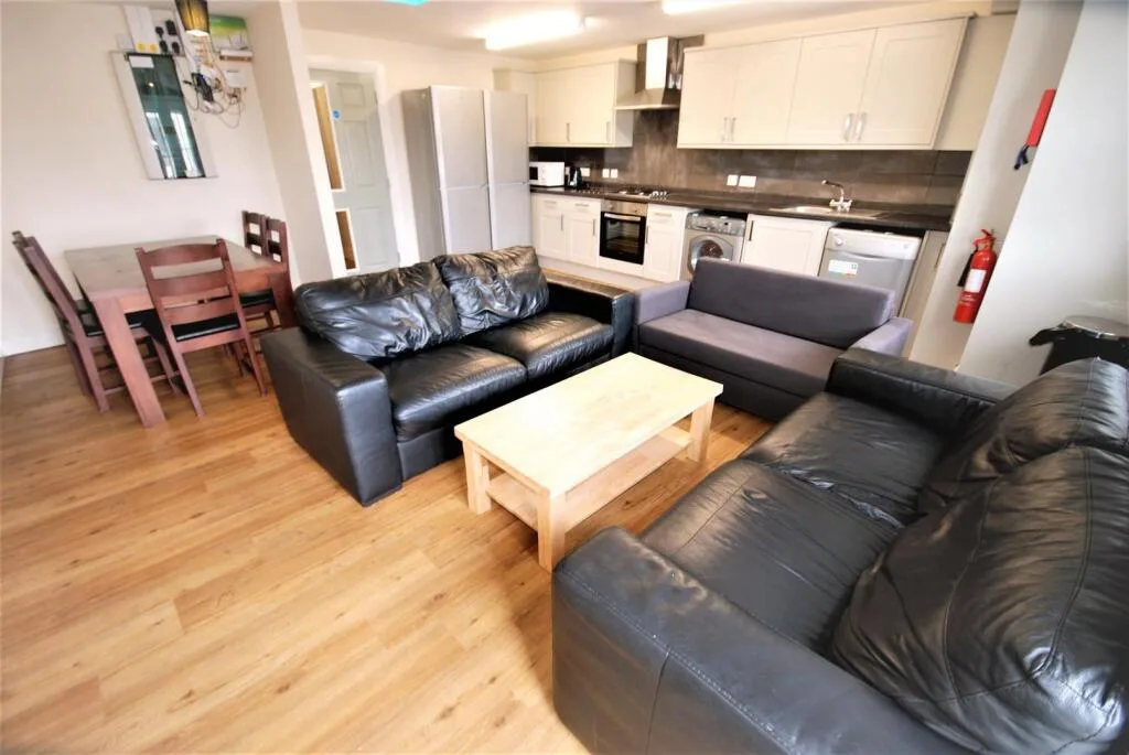 6 bedroom apartment for rent