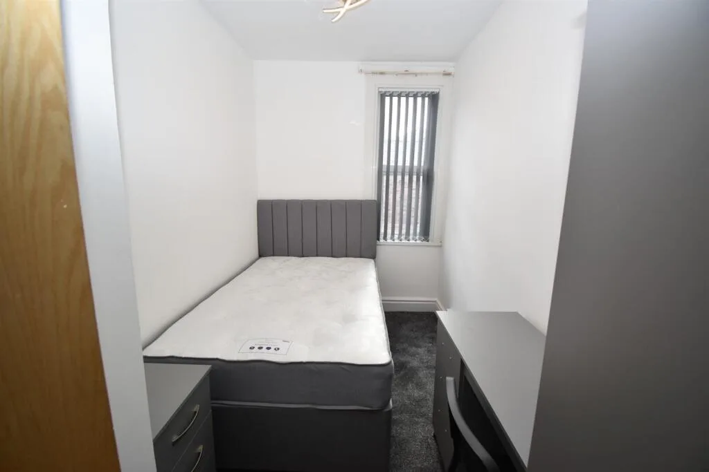 6 bedroom house for rent