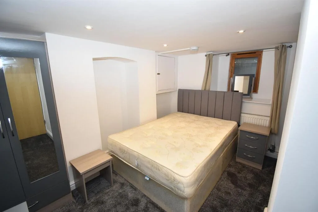 6 bedroom house for rent