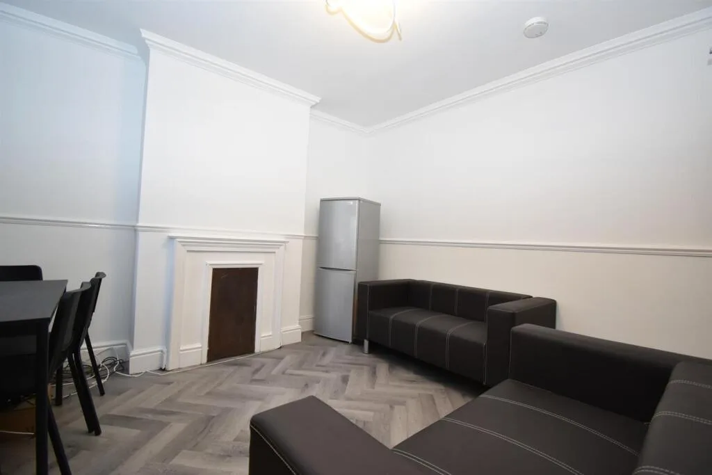 6 bedroom house for rent
