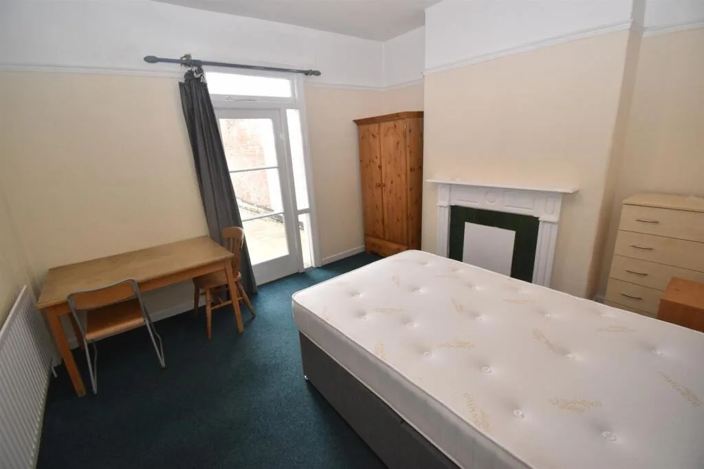6 bedroom house for rent