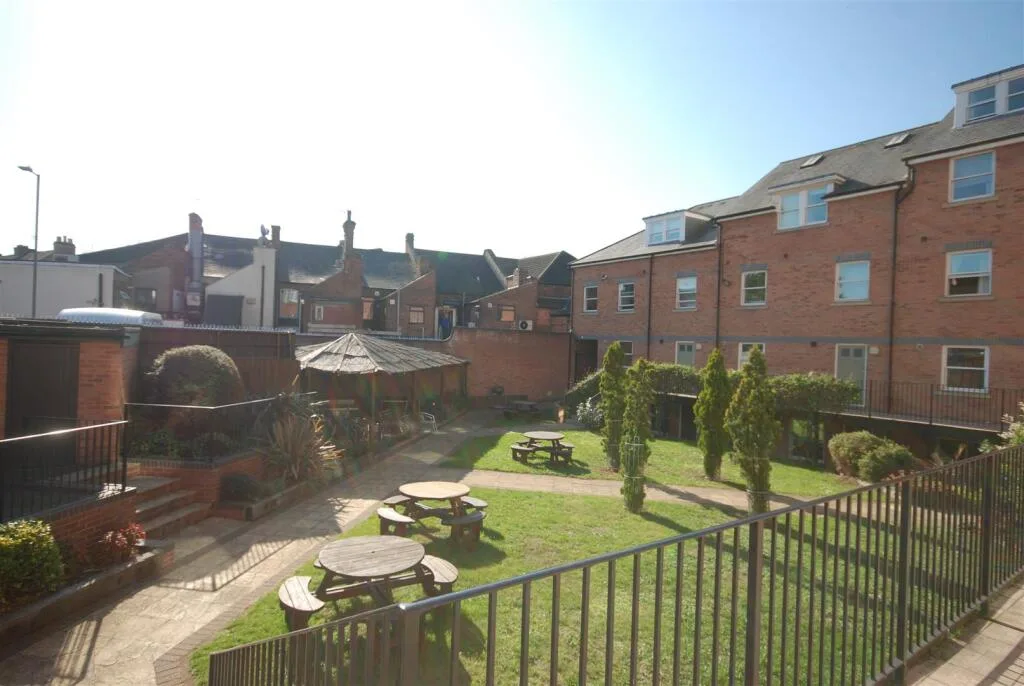 8 bedroom house for rent