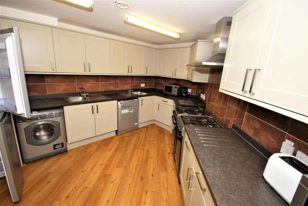 8 bedroom apartment for rent