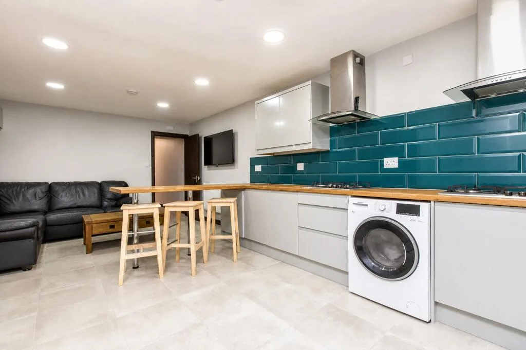 6 bedroom house for rent