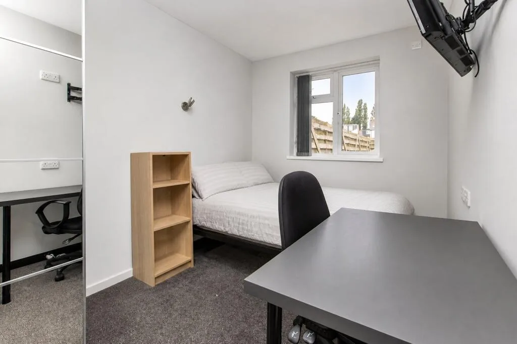 6 bedroom house for rent