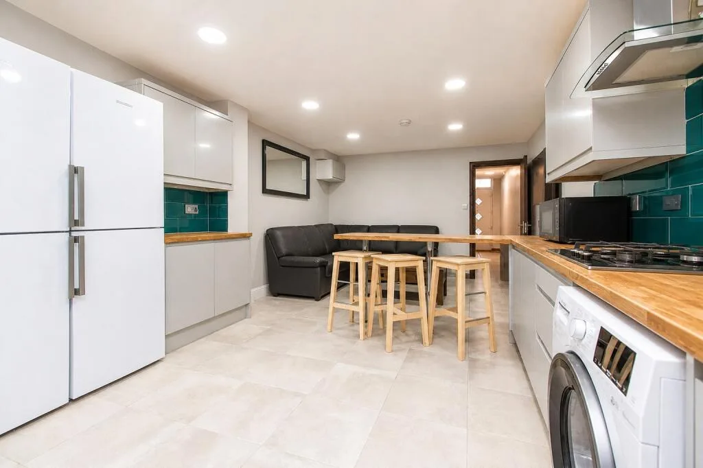 6 bedroom house for rent
