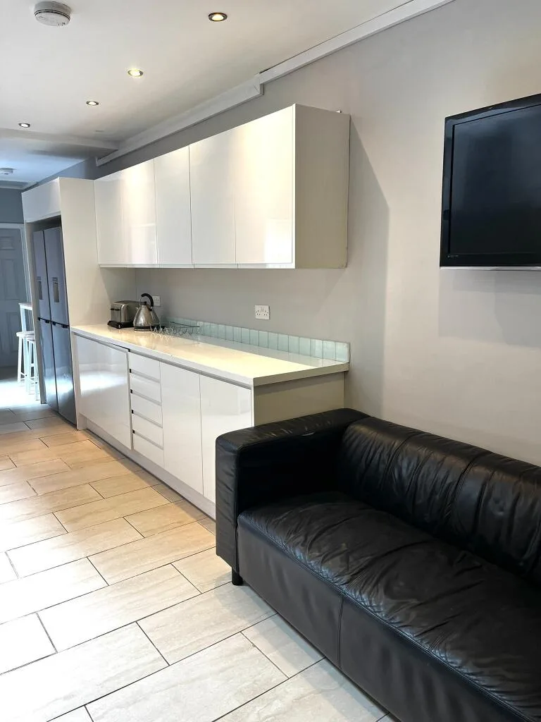 6 bedroom house for rent