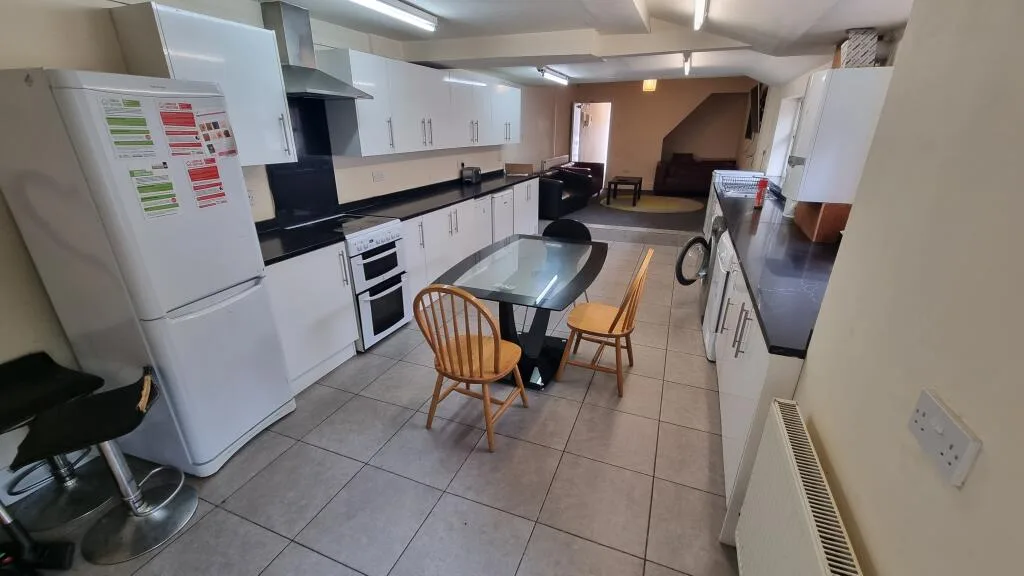 6 bedroom house for rent