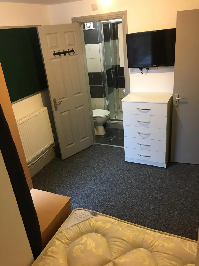 8 bedroom house for rent