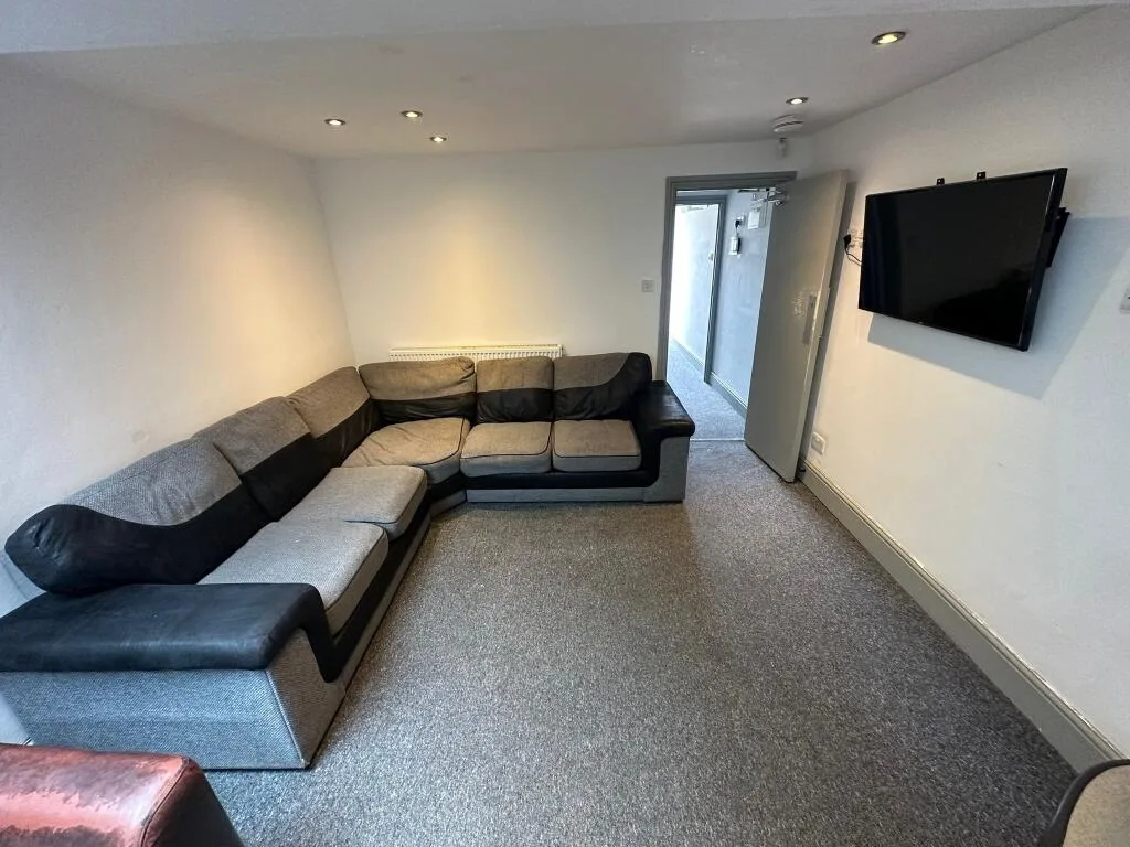 8 bedroom house for rent