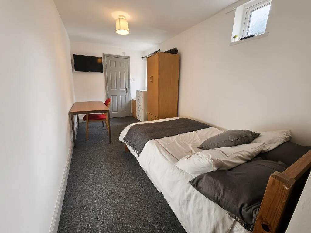8 bedroom house for rent