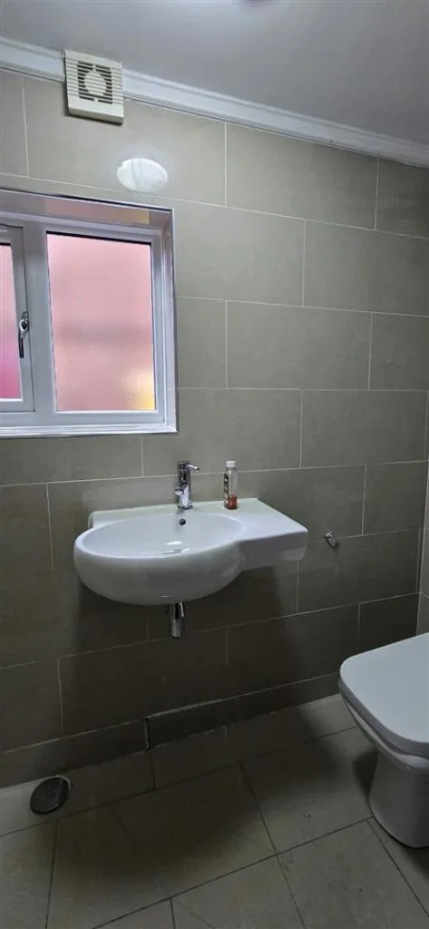 3 bedroom semi-detached house for rent