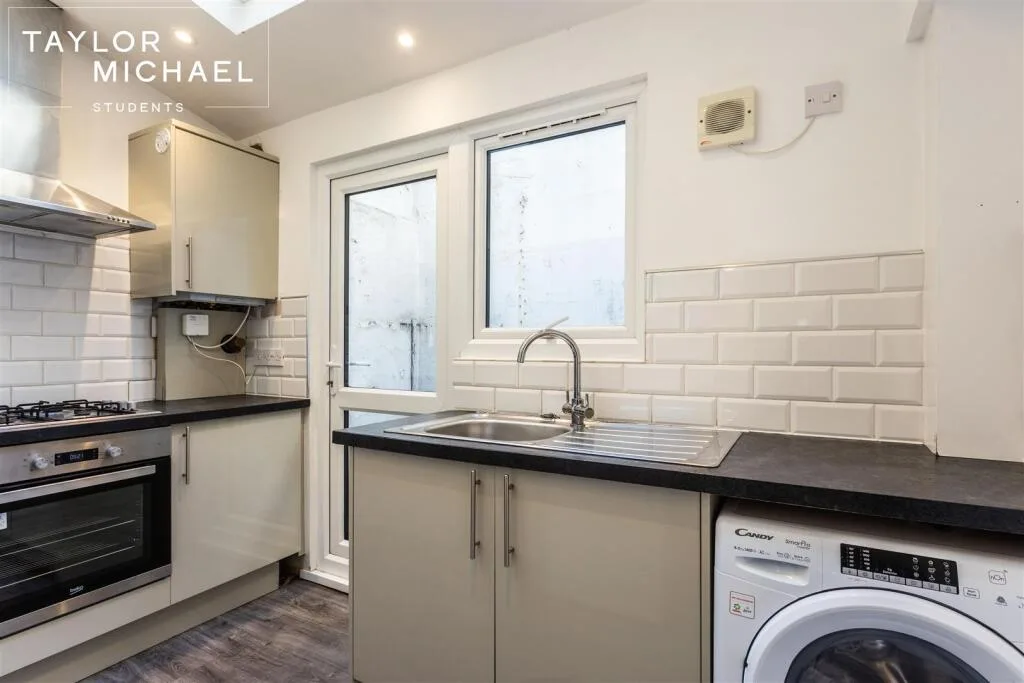 5 bedroom terraced house for rent