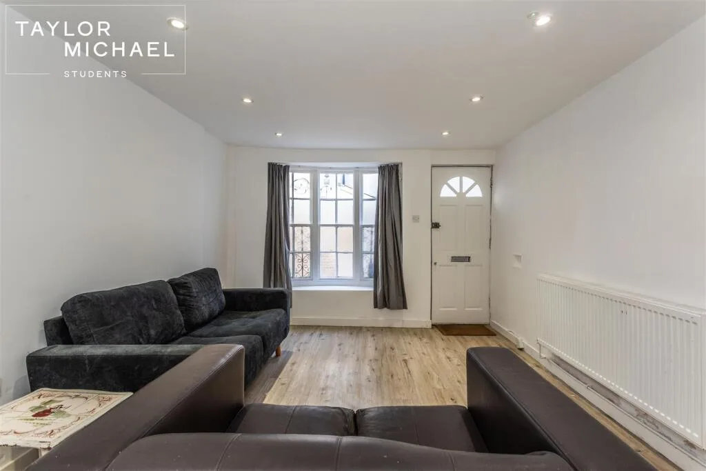 5 bedroom terraced house for rent