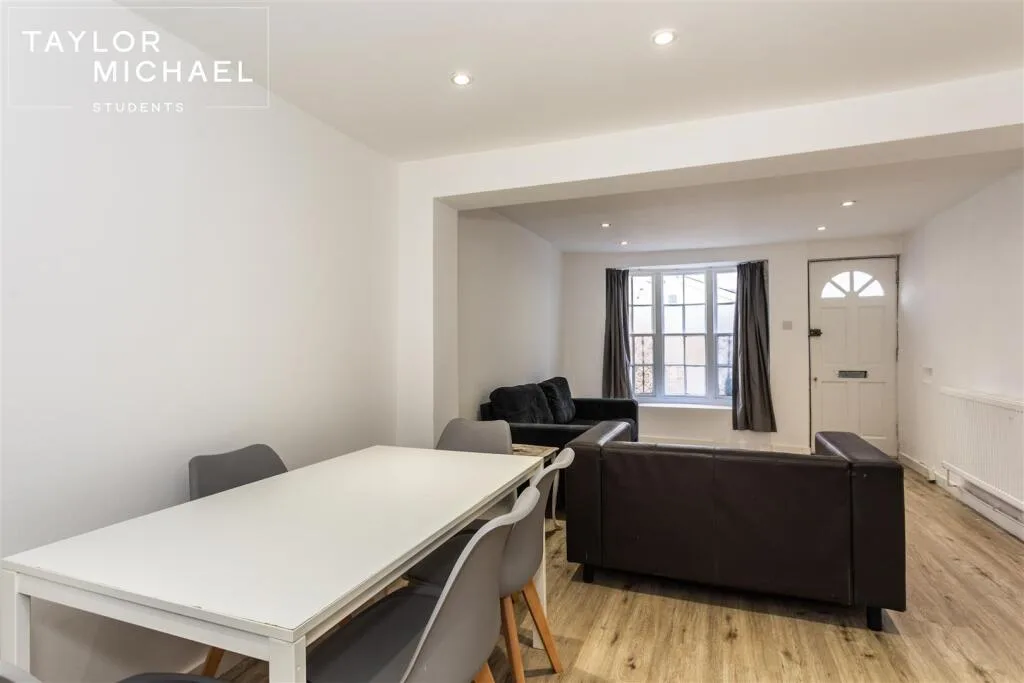 5 bedroom terraced house for rent