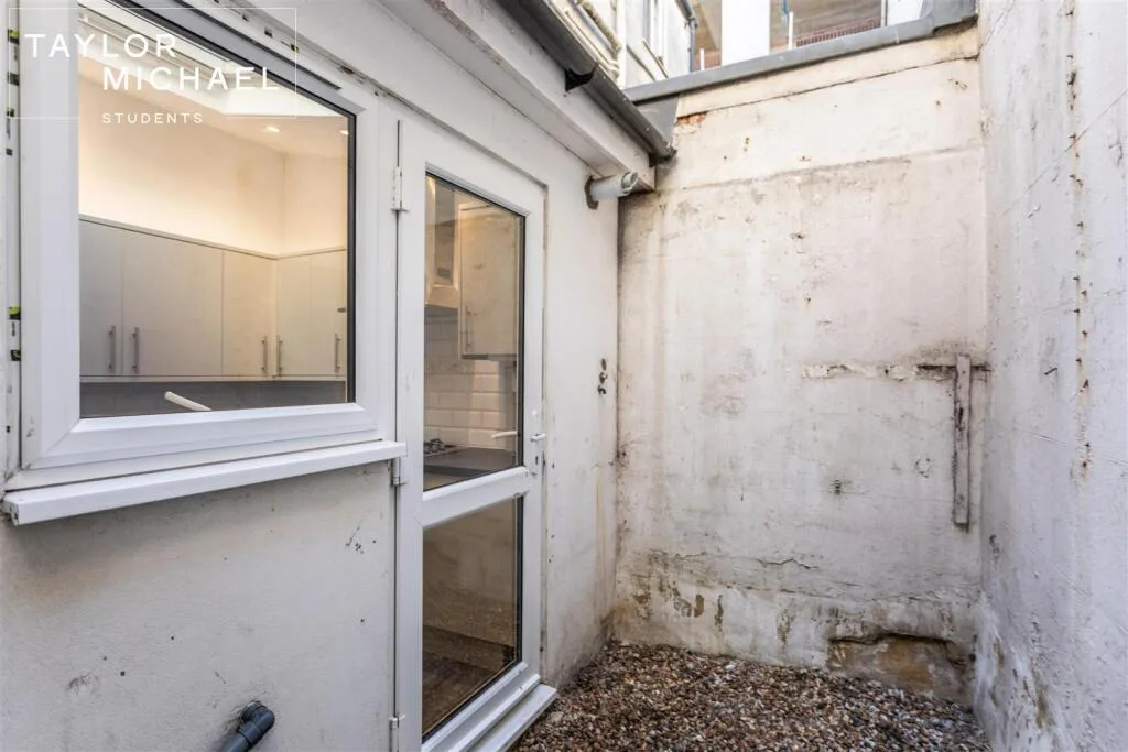 5 bedroom terraced house for rent