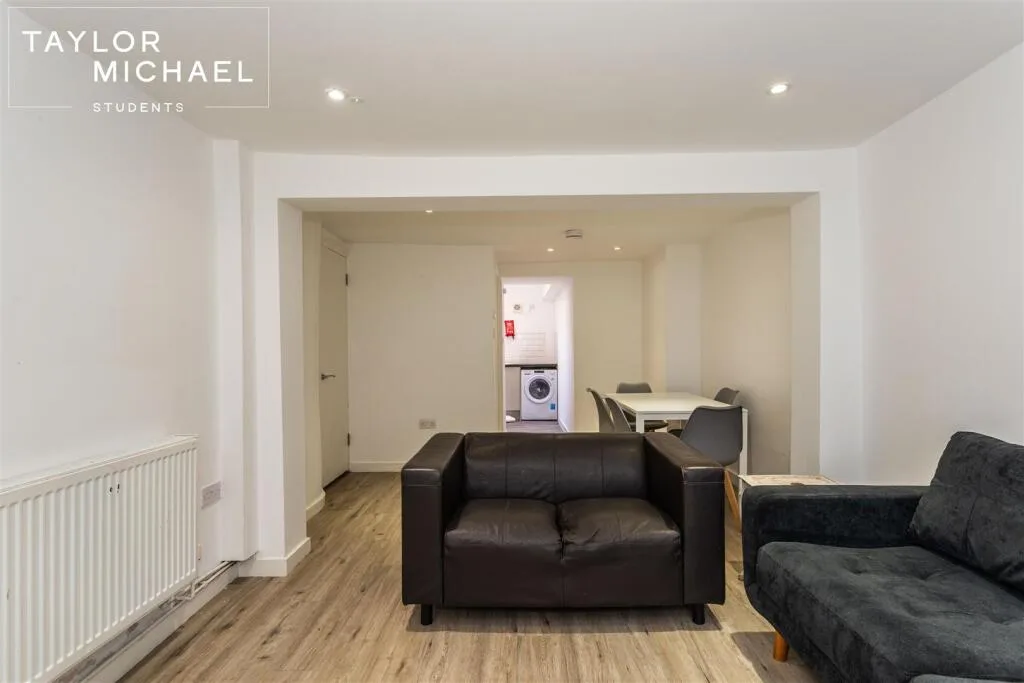 5 bedroom terraced house for rent