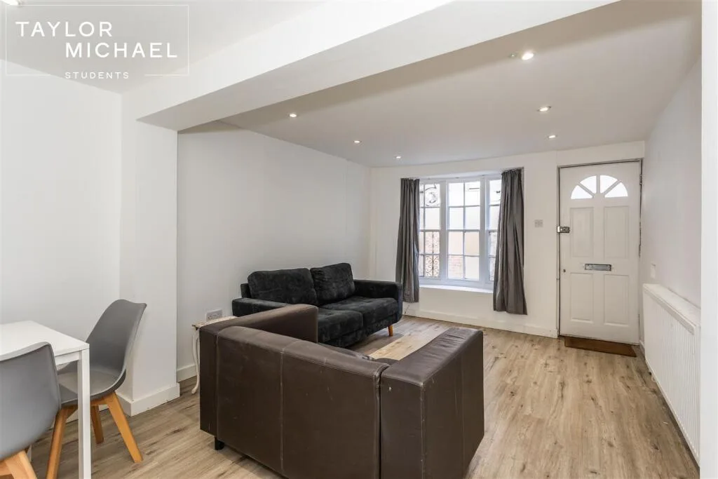 5 bedroom terraced house for rent